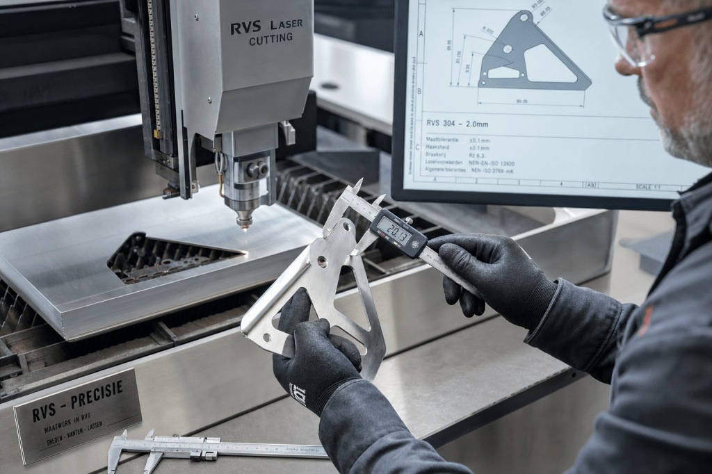 Wat zijn de belangrijkste toleranties en randafwerkingen waar je op moet letten bij rvs lasersnijden voor maatwerkonderdelen?